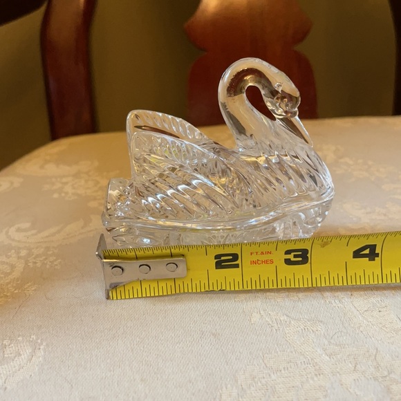 Vintage clear cut pressed glass swan trinket box - Picture 9 of 10